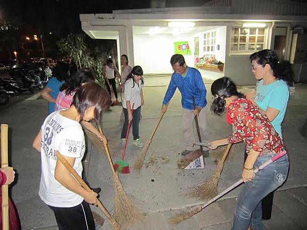 1040416高雄市工青一隊社區美化活動--認真打掃中-1.jpg