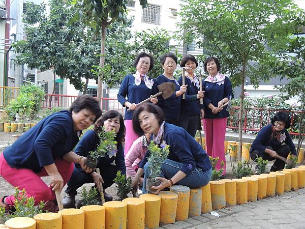 大高雄真善美社區美化活動--植栽美化中-2.JPG