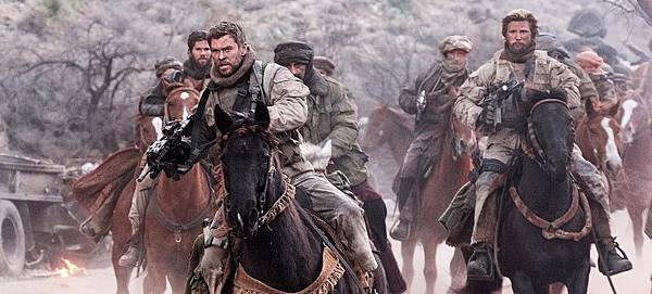 12strong-hemsworth-horse-guns.jpg