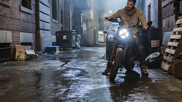 tom-hardy-as-eddie-brock-in-venom-movie-2018-lj-1536x864.jpg