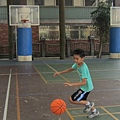 小小球員拼命練習運球之模樣