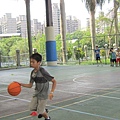 小小球員努力練習運球基本模樣