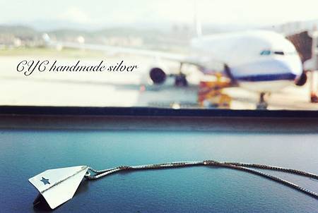 純銀紙飛機項鍊在機場