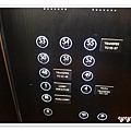 不同的房卡要搭乘不同的電梯…我們的房間在54樓~