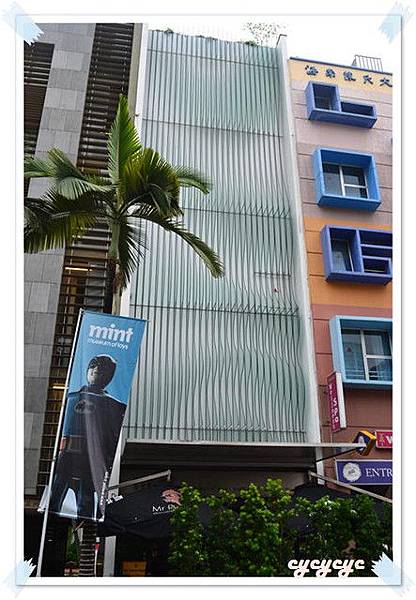 為怕館內玩具因長期烈日導致褪色，建築外表採特殊設計