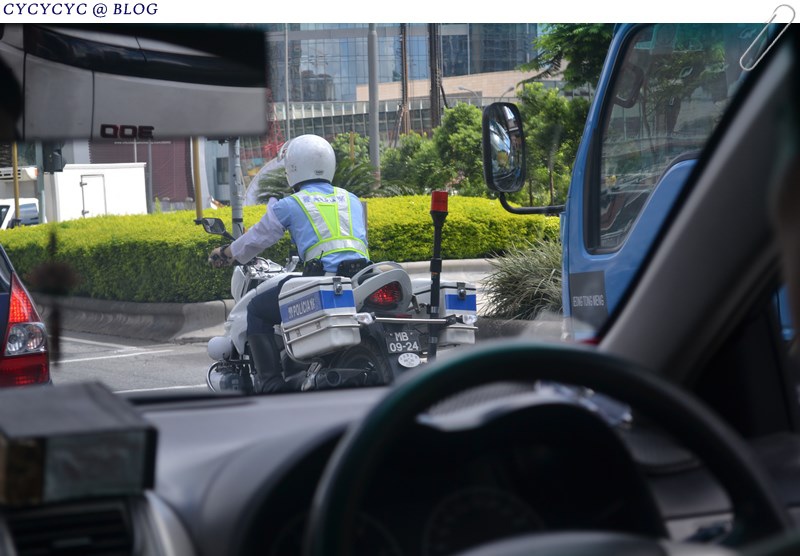 沿路不知為何有一堆警察說