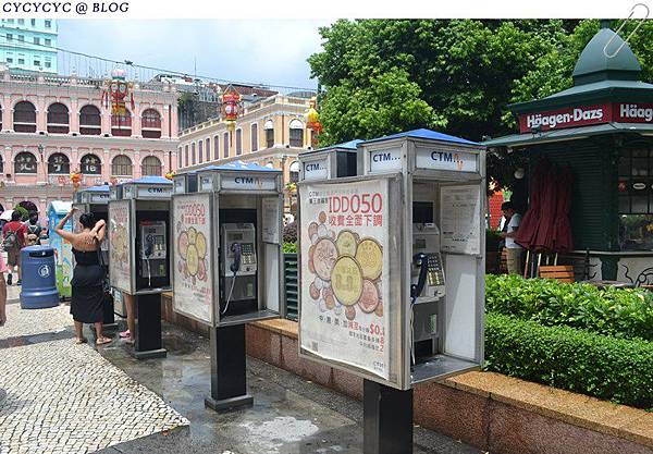 廣場上還有在台灣快要絕跡的公共電話0.0