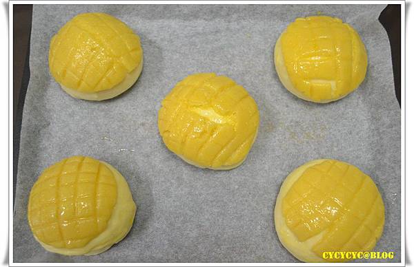09.湯種菠蘿-刷上蛋液準備烘烤