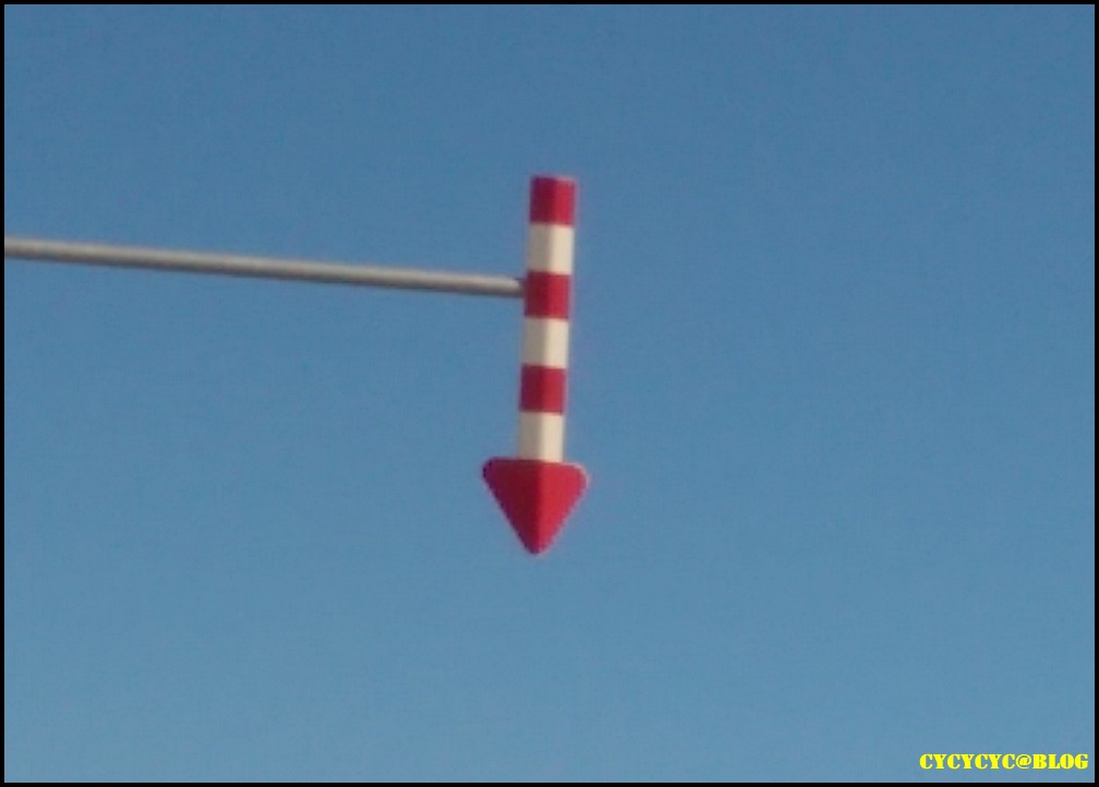 40北海道路上常常做為代替路燈的箭頭指示標誌.jpg