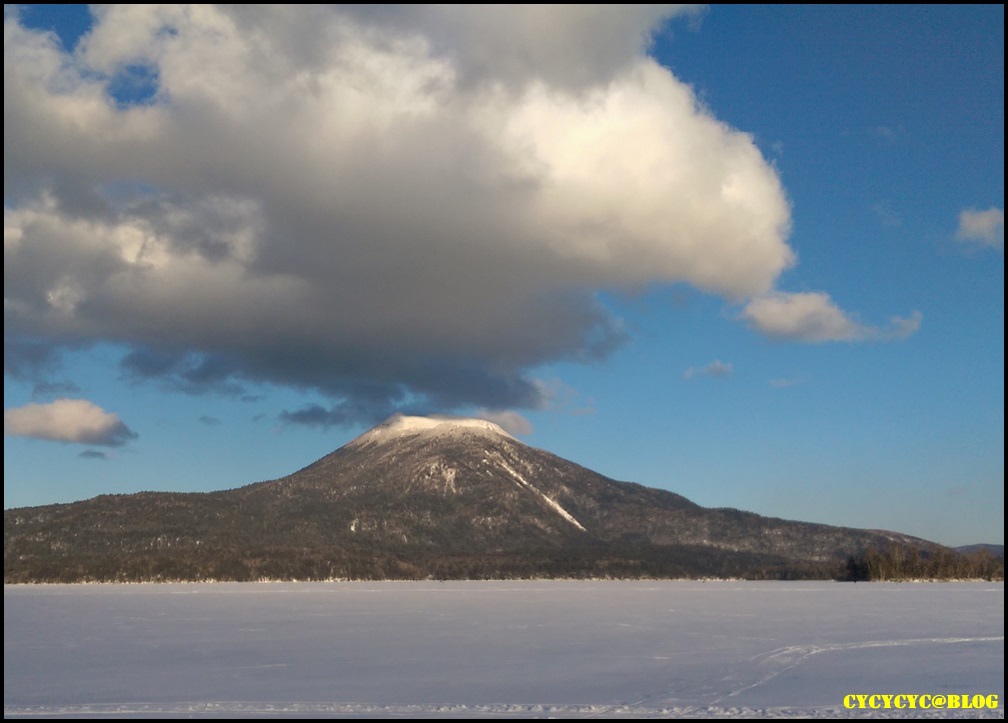 46從湖上可清楚看到雄阿寒岳火山全景.jpg