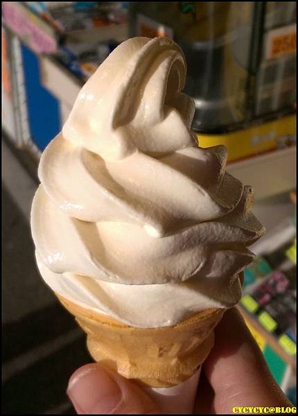 060吃了北海道第一隻霜淇淋.jpg