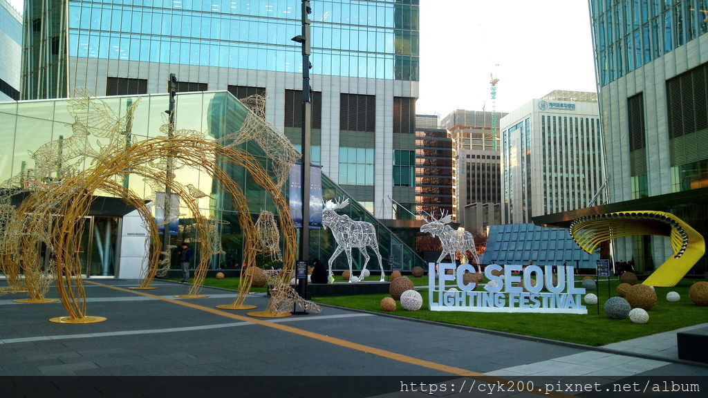 '19 11 22 _34 汝矣島 IFC Mall 聖誕燈飾造景.jpg