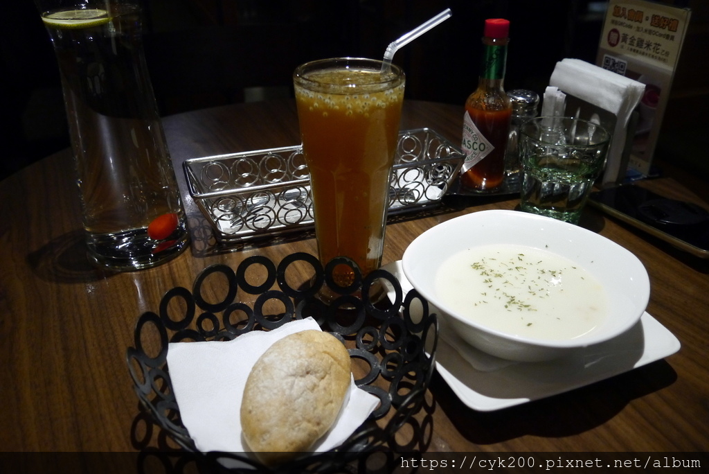 洋城義大利餐廳 套餐的奶油蘑菇濃湯+歐式麵包+冬瓜檸檬.JPG