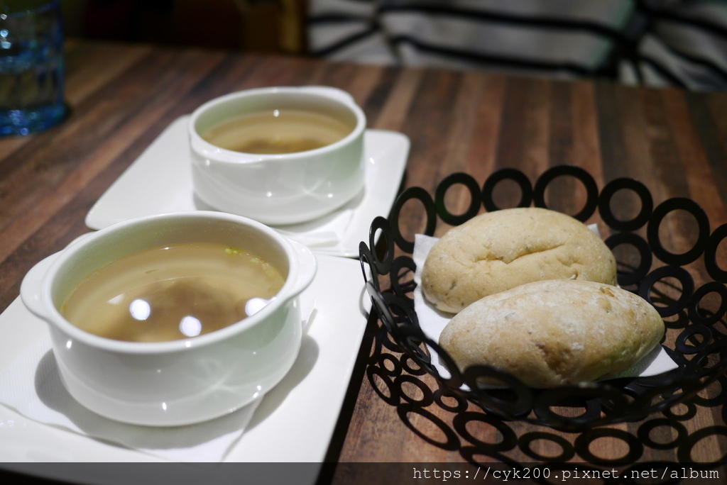 '20 12 25 _18 洋朵義式廚坊 微風松高店 聖誕海陸雙人饗宴 NT988+10% 法式牛肉清湯+歐式麵包.JPG '20 12 25 _18 洋朵義式廚坊 微風松高店 聖誕海陸雙人饗宴 NT988+10% 法式牛肉清湯+歐式麵包.JPG