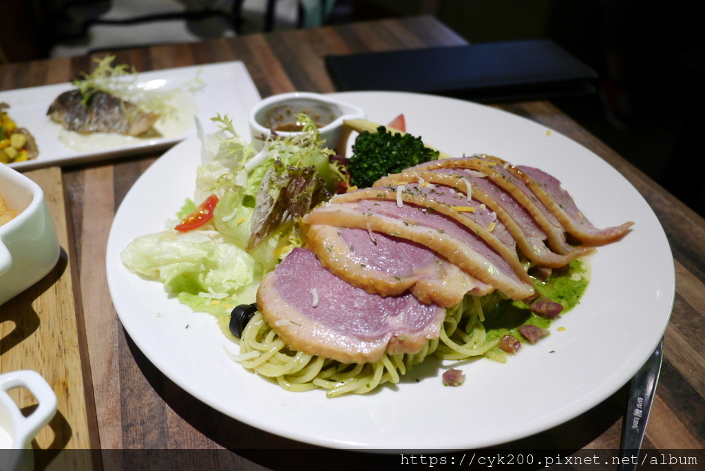 '20 12 25 _21 洋朵義式廚坊 微風松高店 聖誕海陸雙人饗宴 NT988+10% 青醬厚切鴨胸義大利麵.JPG '20 12 25 _21 洋朵義式廚坊 微風松高店 聖誕海陸雙人饗宴 NT988+10% 青醬厚切鴨胸義大利麵.JPG