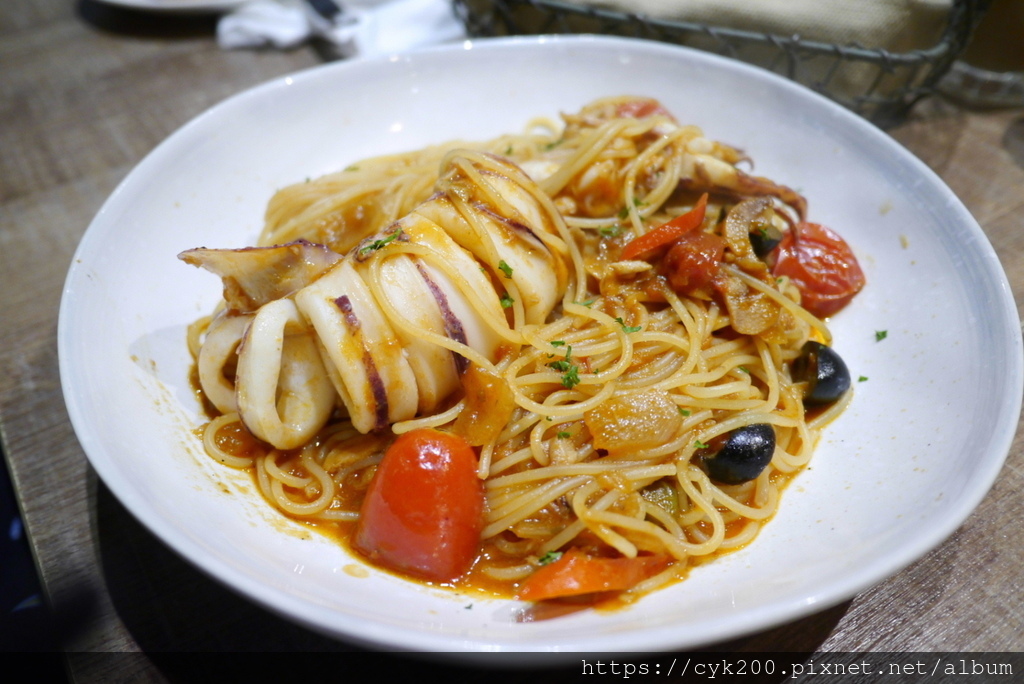 '21 12 04 _05 Cin Cin Osteria請請義大利餐廳慶城店 手釣透抽躺在煙花女上麵 NT$328+10%.JPG