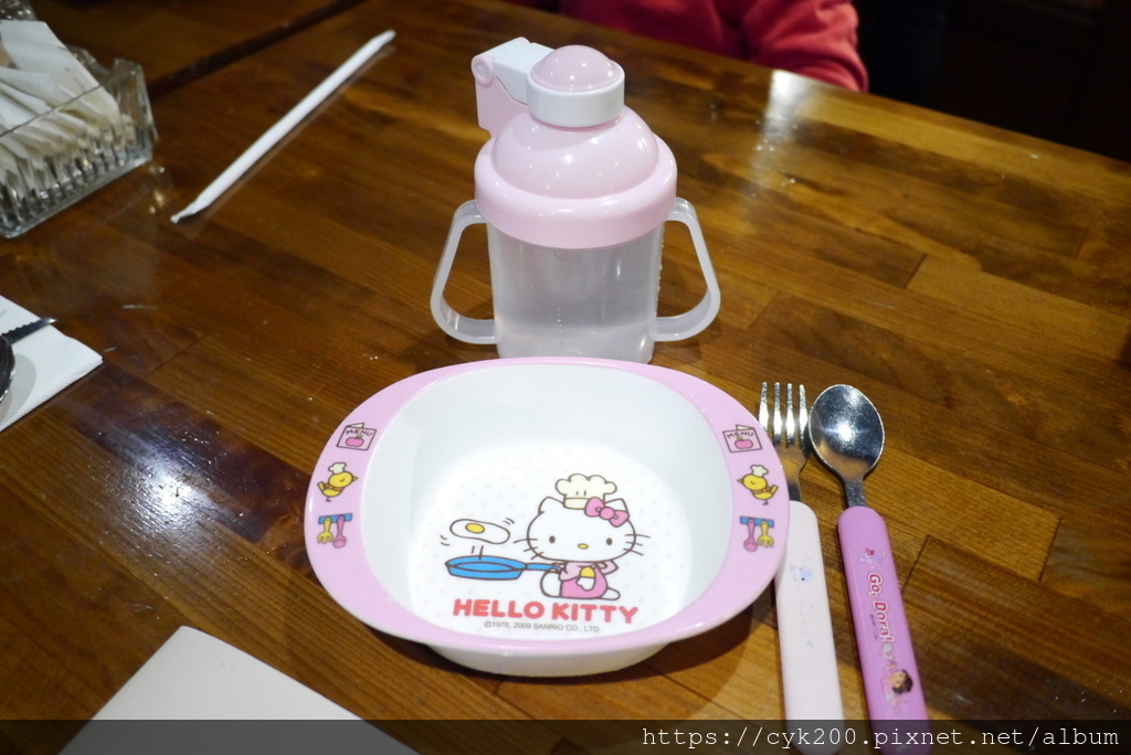 '22 03 26 _01 第一次看到兒童餐具附吸管杯.JPG '22 03 26 _01 第一次看到兒童餐具附吸管杯.JPG