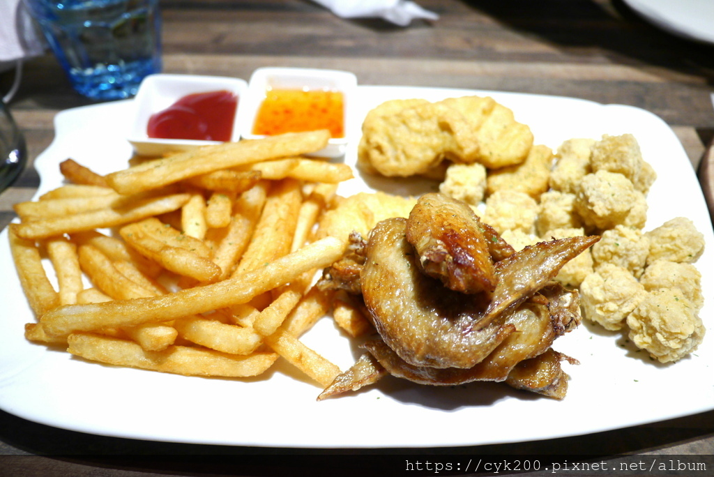 '22 04 01 _01 洋朵義式廚坊 微風松高店 精選歡樂拼盤(薯條+雞塊+雞米花) NT268 + 酥炸雞翅酸辣醬 NT138.JPG