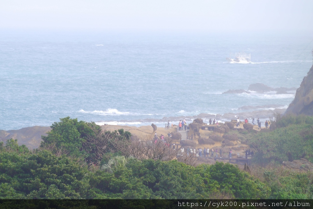 '23 02 09 _48 薆悅酒店-野柳度假館 二館頂樓 向東看 (野柳地質公園 用10倍鏡拉近可以看見女王頭).JPG '23 02 09 _48 薆悅酒店-野柳度假館 二館頂樓 向東看 (野柳地質公園 用10倍鏡拉近可以看見女王頭).JPG
