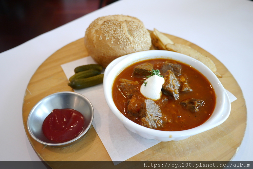 '23 05 07 _03 Kaffee Amadeus 阿瑪迪斯咖啡館 SOGO復興館10F 奧匈紅酒燉牛肉凱薩堡 NT480.JPG '23 05 07 _03 Kaffee Amadeus 阿瑪迪斯咖啡館 SOGO復興館10F 奧匈紅酒燉牛肉凱薩堡 NT480.JPG