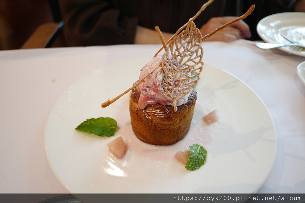 '23 05 07 _07 Kaffee Amadeus 阿瑪迪斯咖啡館 SOGO復興館10F 粉紅洋梨奶油塔 佐香草波本冰淇淋 NT360.JPG '23 05 07 _07 Kaffee Amadeus 阿瑪迪斯咖啡館 SOGO復興館10F 粉紅洋梨奶油塔 佐香草波本冰淇淋 NT360.JPG