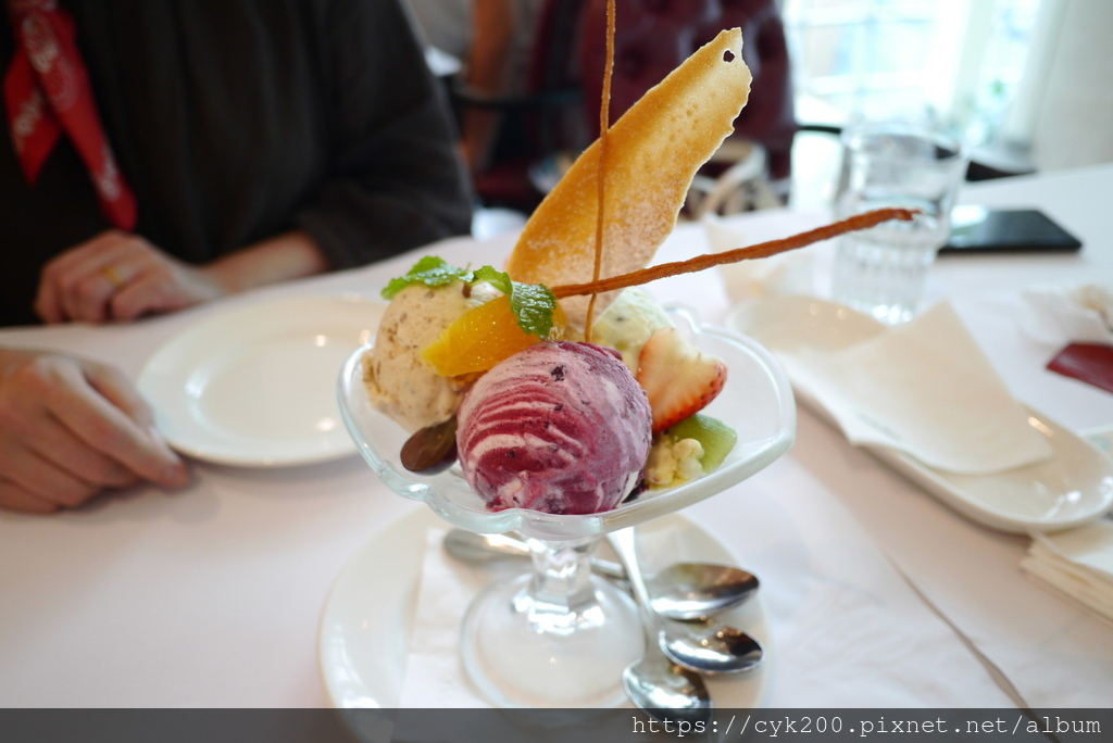 '23 05 07 _06 Kaffee Amadeus 阿瑪迪斯咖啡館 SOGO復興館10F 澎湃交響樂(三球) 奶香黑醋栗 比利時焦糖餅乾 香蕉奇異果 NT480.JPG '23 05 07 _06 Kaffee Amadeus 阿瑪迪斯咖啡館 SOGO復興館10F 澎湃交響樂(三球) 奶香黑醋栗 比利時焦糖餅乾 香蕉奇異果 NT480.JPG