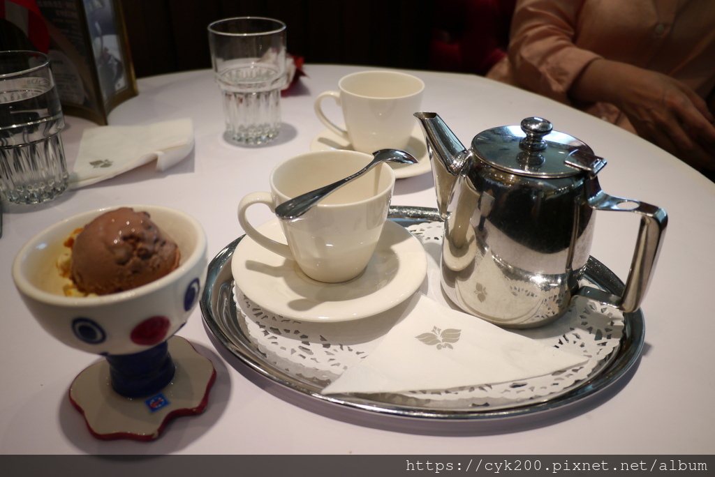 '23 05 16 _10 Kaffee Amadeus 阿瑪迪斯咖啡館 SOGO復興館10F A套餐(NT$280)的比利時巧克力冰淇淋+蘋果有機花草茶.JPG