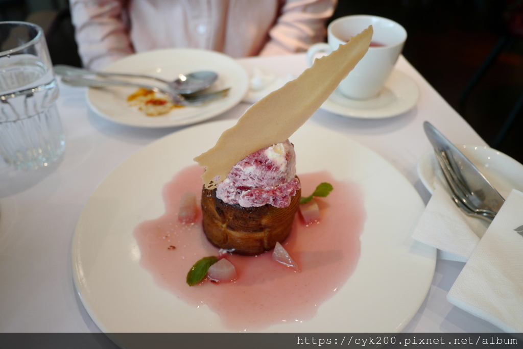 '23 05 16 _12 Kaffee Amadeus 阿瑪迪斯咖啡館 SOGO復興館10F 粉紅洋梨奶油塔 佐香草波本冰淇淋 NT360.JPG '23 05 16 _12 Kaffee Amadeus 阿瑪迪斯咖啡館 SOGO復興館10F 粉紅洋梨奶油塔 佐香草波本冰淇淋 NT360.JPG