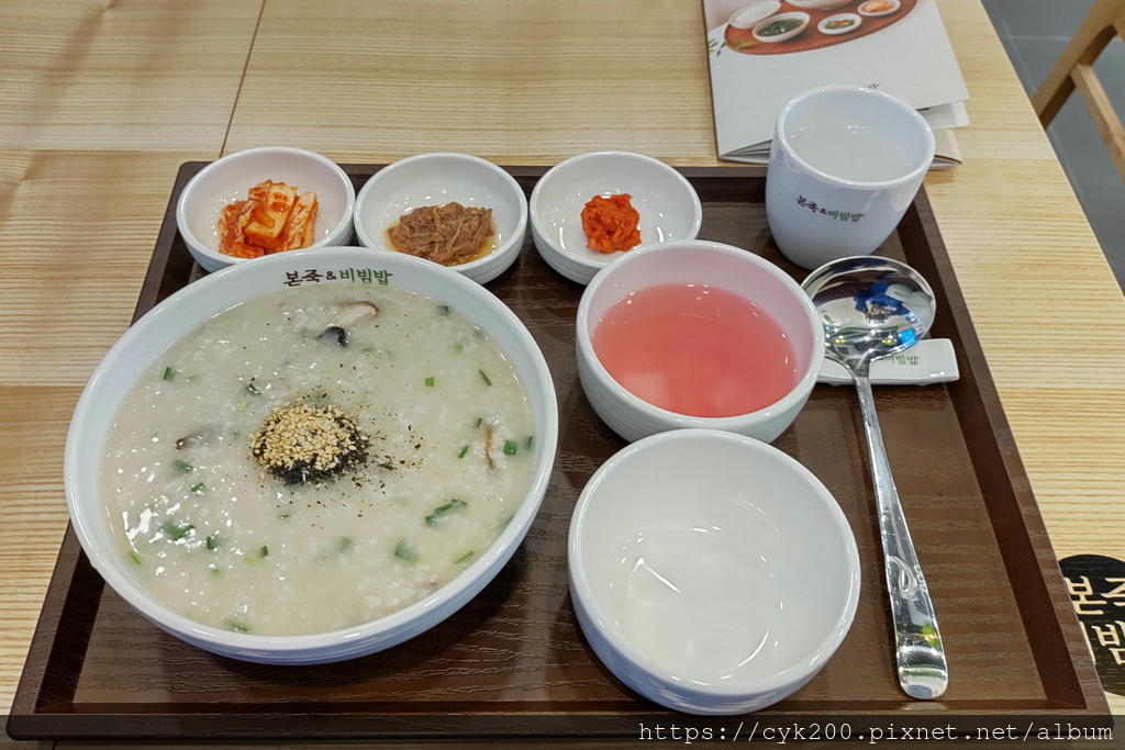 '23 04 27 _08 麻浦 Bonjuk麻浦驛店 香菇牡蠣粥 KRW10000 這碗的牡蠣比較大顆(有幾顆超大) 所以是10顆.JPG