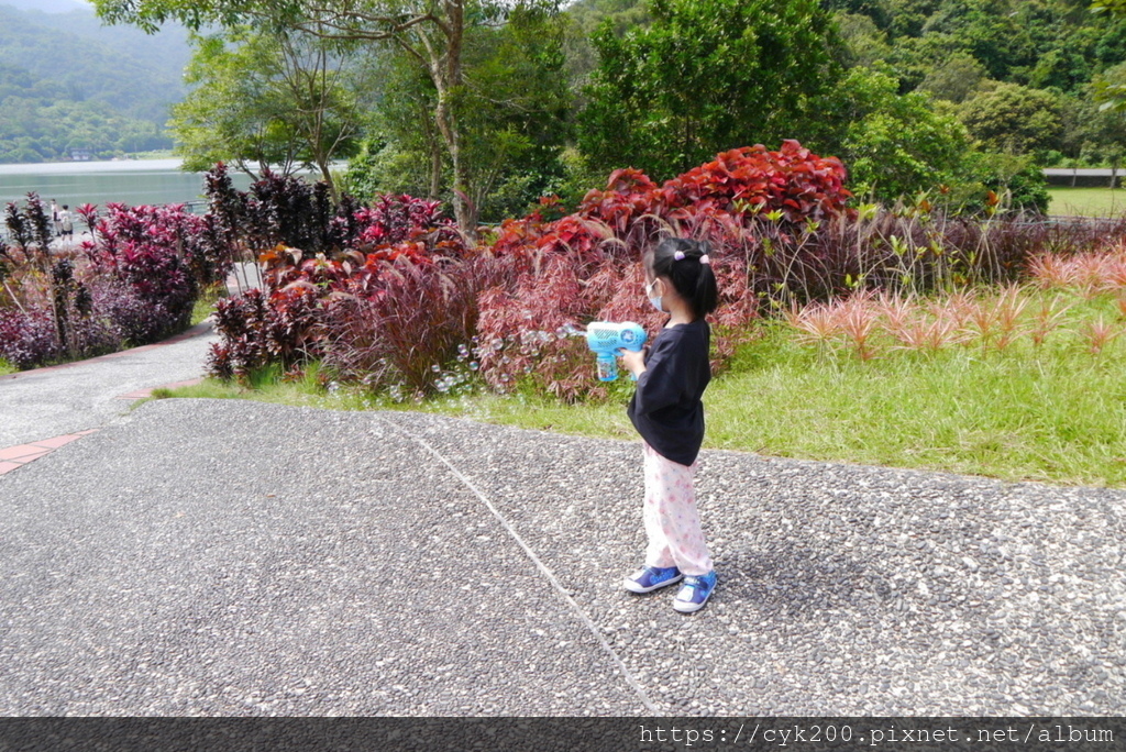 '23 06 20 _21 礁溪 龍潭湖公園 玩泡泡槍 超開心.JPG