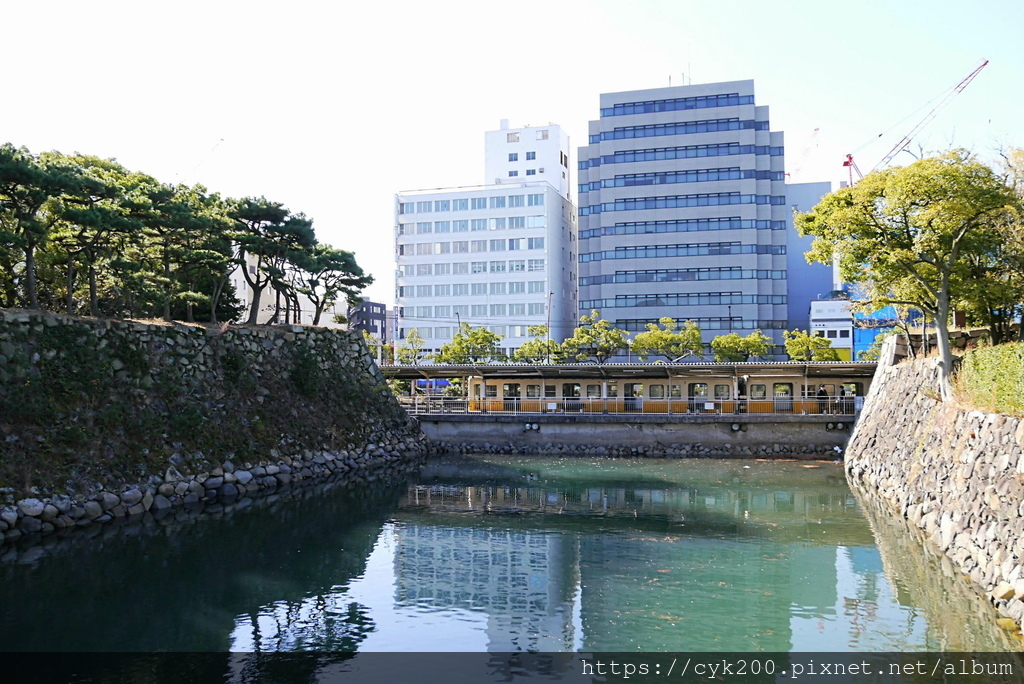 '23 12 02 _29 史跡高松城跡・玉藻公園 可以看見琴電高松築港站.JPG