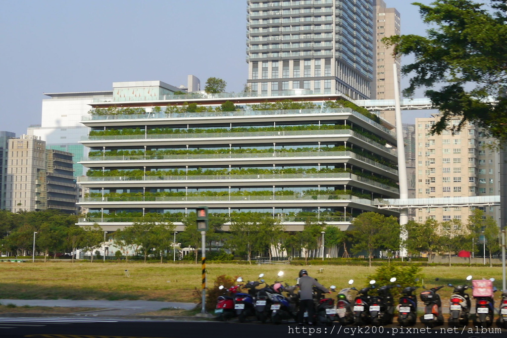 '23 11 15 _22 輕軌哈瑪星站-軟體園區站 高雄市立圖書館總館.JPG '23 11 15 _22 輕軌哈瑪星站-軟體園區站 高雄市立圖書館總館.JPG