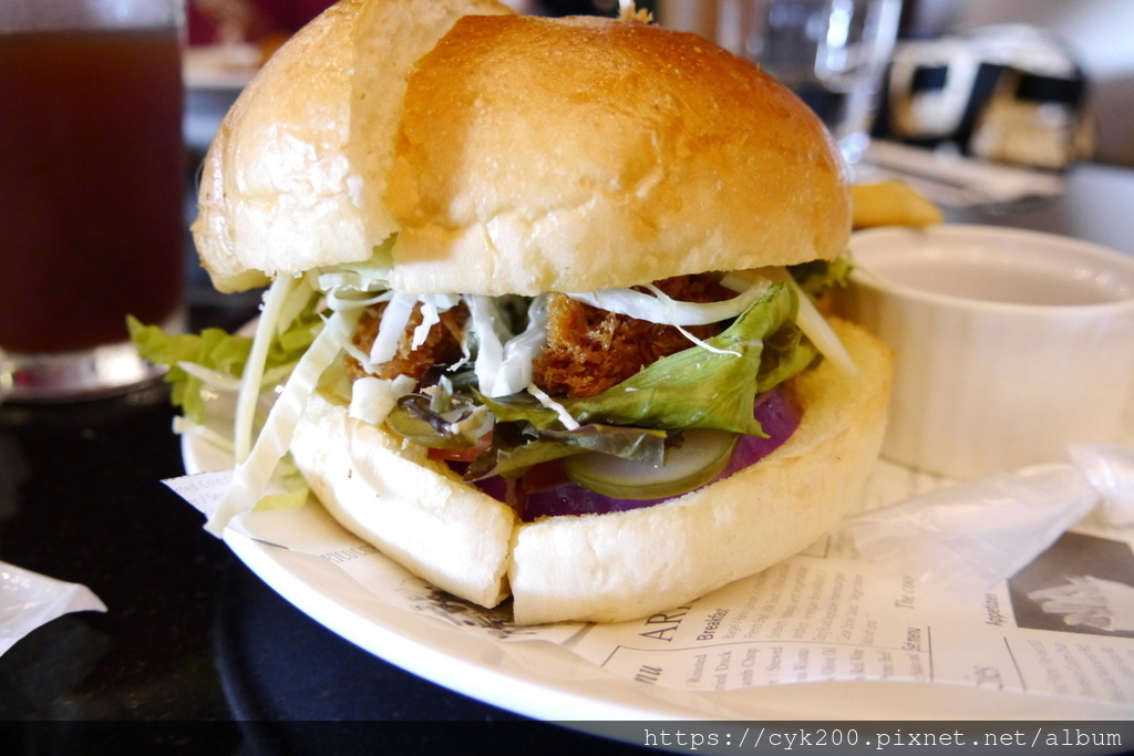 '23 11 16 _047 ARTCO典藏駁二餐廳 商業午餐--香炸二顆生蠔蒔蘿塔塔醬漢堡搭配薯條 NT350.JPG '23 11 16 _047 ARTCO典藏駁二餐廳 商業午餐--香炸二顆生蠔蒔蘿塔塔醬漢堡搭配薯條 NT350.JPG