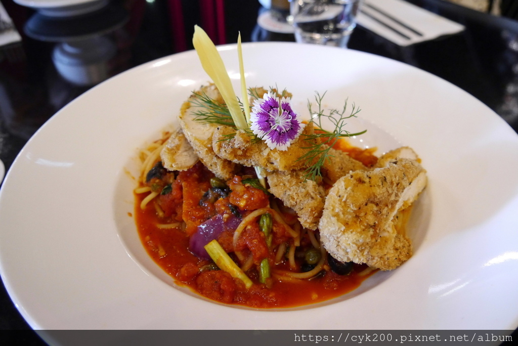 '23 11 16 _046 ARTCO典藏駁二餐廳 商業午餐--香料整隻雞腿番茄醬汁義大利麵 NT480.JPG '23 11 16 _046 ARTCO典藏駁二餐廳 商業午餐--香料整隻雞腿番茄醬汁義大利麵 NT480.JPG