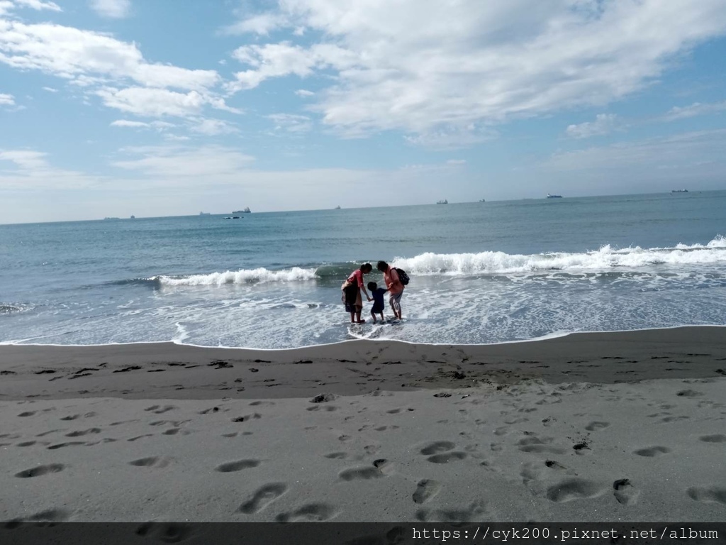 '23 11 16 _018 旗津海水浴場 寶貝第一次走沙灘感受海浪和海水 還好有穿拖鞋 海灘的沙非常燙.jpg '23 11 16 _018 旗津海水浴場 寶貝第一次走沙灘感受海浪和海水 還好有穿拖鞋 海灘的沙非常燙.jpg