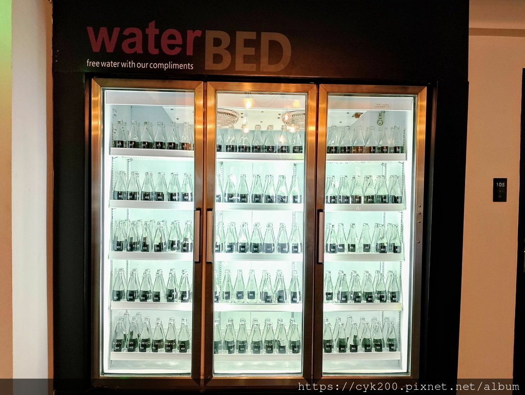 '24 03 15 _086 BED Phrasingh Hotel 一樓的免費包裝飲用水.jpg