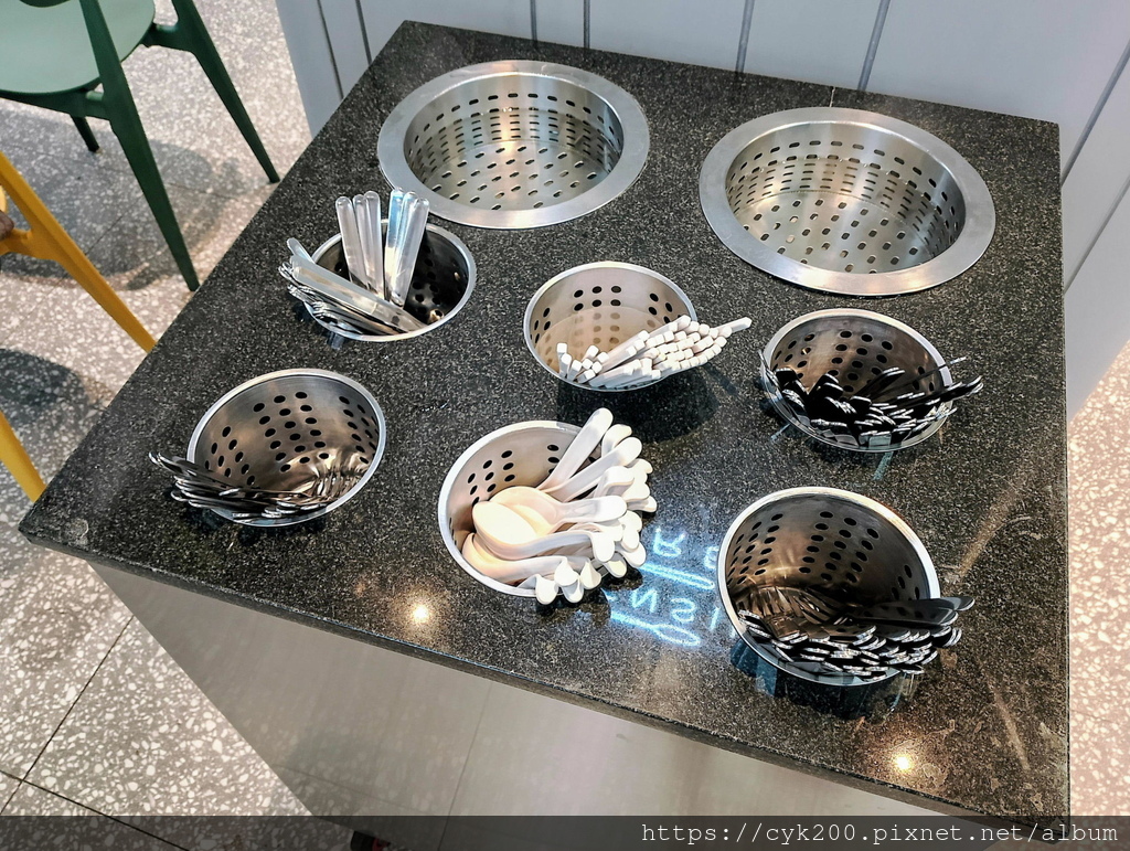 '24 03 16 _54 Maya Kitchen 有熱水可以燙餐具.jpg