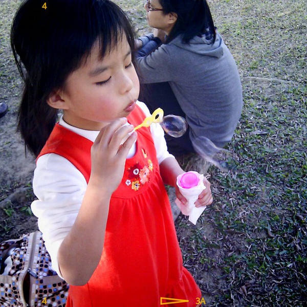 2011初二吹泡泡.jpg 2011初二吹泡泡.jpg