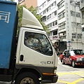 香港很多街口都沒有紅綠燈,大家都靠禮讓的方式過馬路