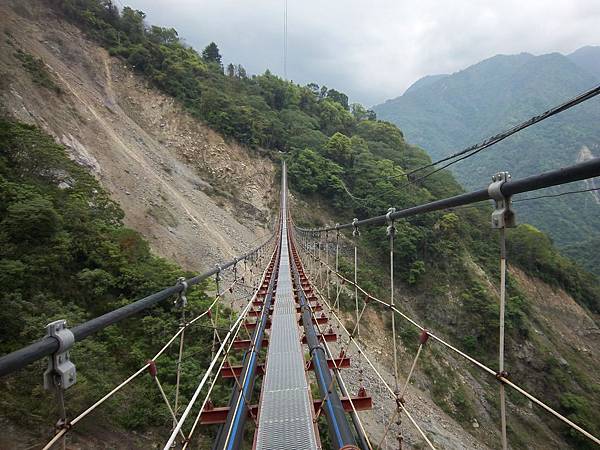 下坡 左邊的原步道崩塌