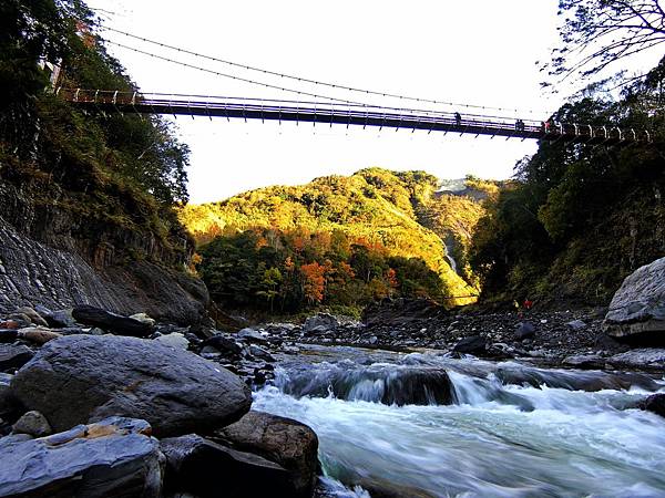 吊橋下玉峰溪