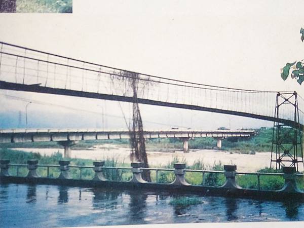八掌溪鐵線橋與水泥橋