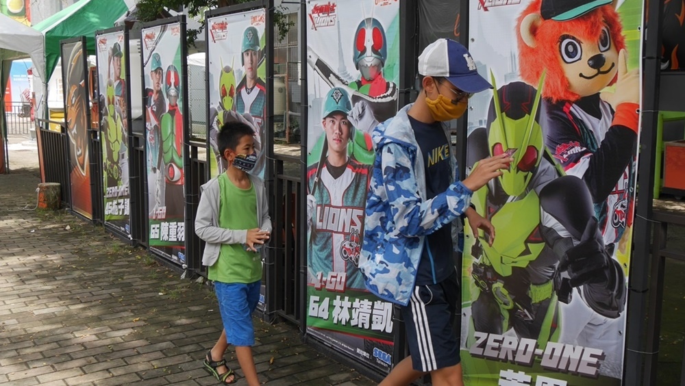 [中職31年] 假面騎士主題日之外野看台幫球隊慶生(14y2