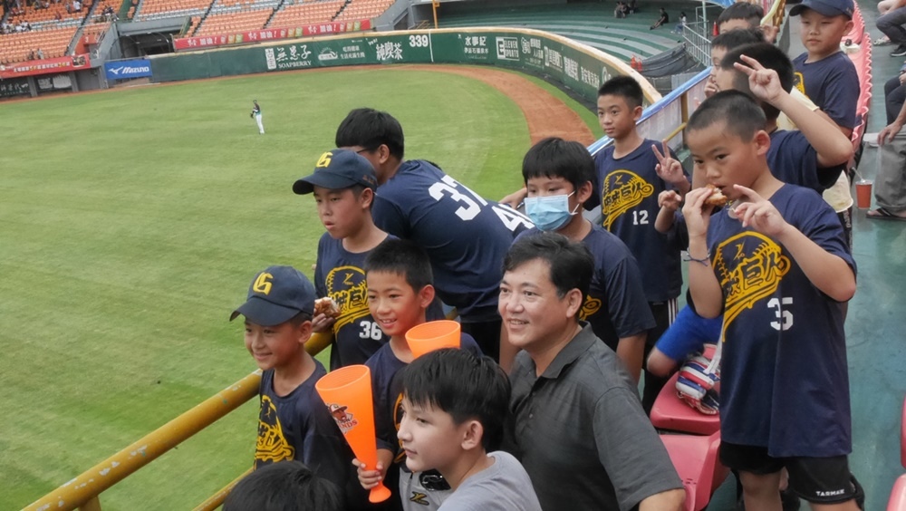 [中職31年] 假面騎士主題日之外野看台幫球隊慶生(14y2