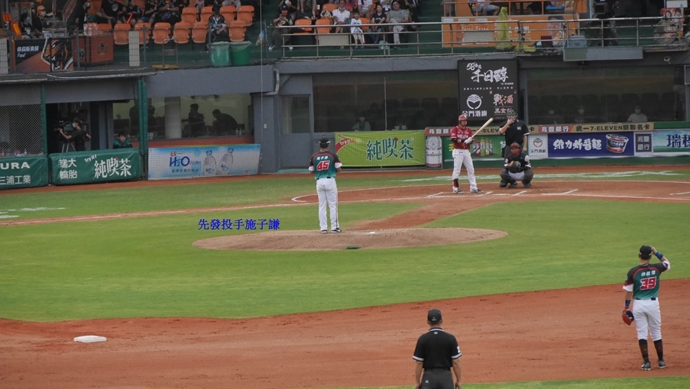 [中職31年] 假面騎士主題日之外野看台幫球隊慶生(14y2