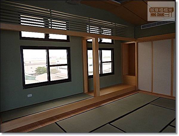 右-窗-明章榻榻米.JPG