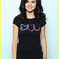 selena-gomez-unicef-tee-01.jpg