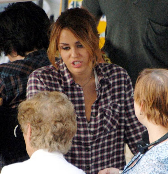 Miley-Cyrus_COM_LOLLaughingOutLoud_OntheSet_26Aug2010_02.jpg