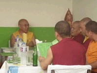 慈悲的 阿貝仁波切示意「國際I.B.A.佛學院校長」Khenpo Jorden 設宴款待 確吉蔣稱金剛上師(尊貴龍德 上師)。