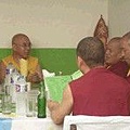 慈悲的 阿貝仁波切示意「國際I.B.A.佛學院校長」Khenpo Jorden 設宴款待 確吉蔣稱金剛上師(尊貴龍德 上師)。